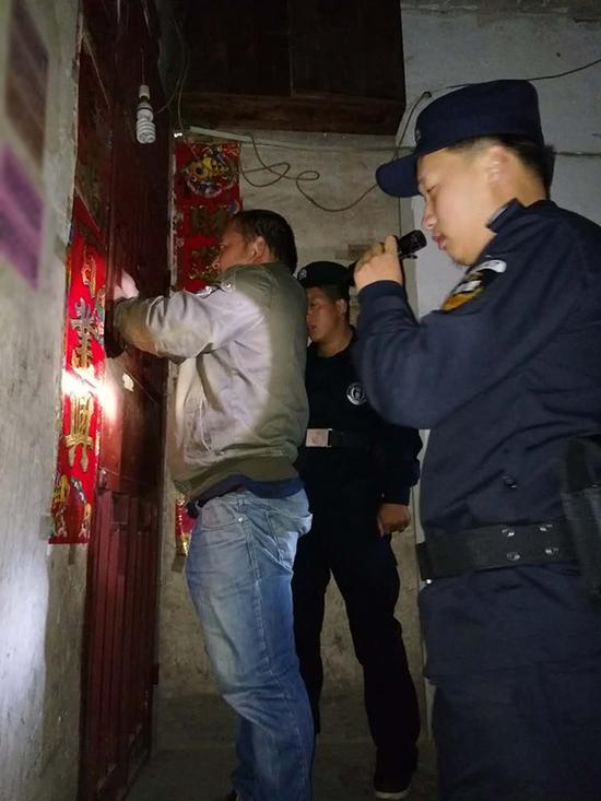 阿克苏粗心妈妈误将幼女锁家中 民警全城寻开锁师傅开门